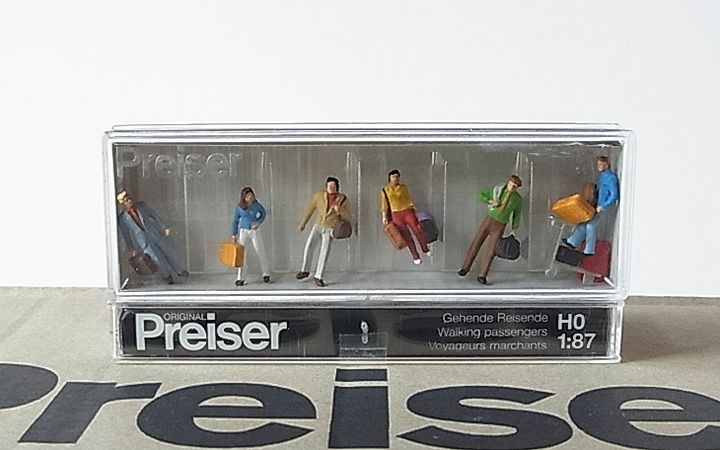 Preiser/プライザー 10115 HO 1/87 歩いている乗客