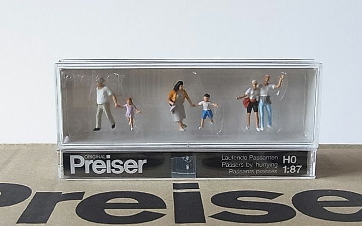 Preiser/プライザー 10326 HO 1/87 急いでいる通行人