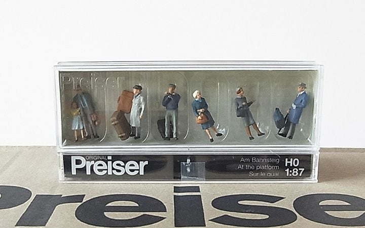 Preiser/プライザー 10513 HO 1/87 プラットホームにて