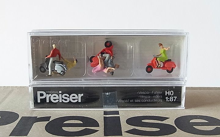 Preiser/プライザー 10607 HO 1/87 べスパに乗っている人