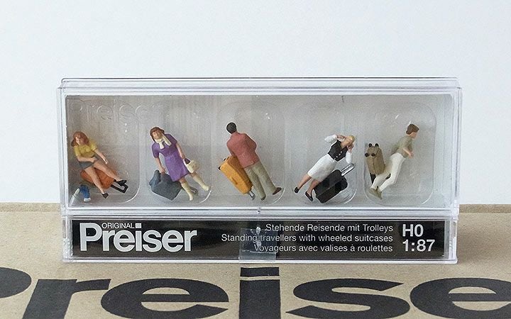 Preiser/プライザー 10641 HO 1/87 スーツケースと立っている旅行者
