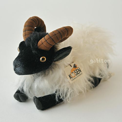 ケーセン Koesen ぬいぐるみ ねそべり角の羊 モヘア（ハイドシュヌッケ モヘア） Heidschnucke, liegend, mohair