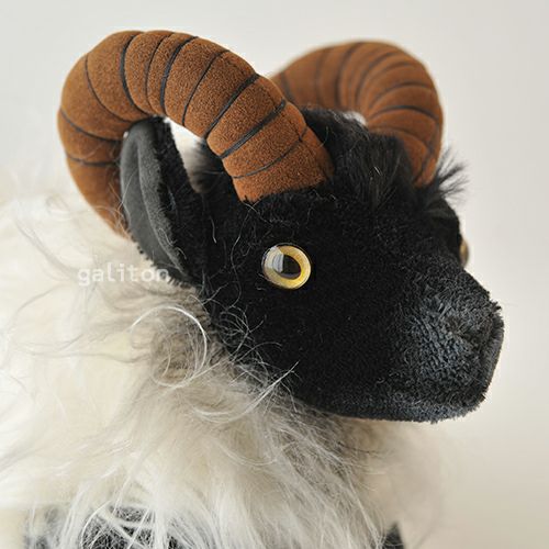ケーセン Koesen ぬいぐるみ ねそべり角の羊 モヘア（ハイドシュヌッケ モヘア） Heidschnucke, liegend, mohair