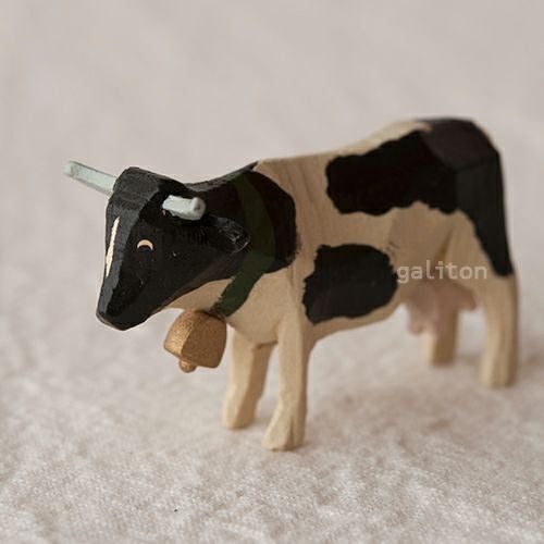 クリスティアンヴェルナー Christian Werner ウシ ベル付 黒ブチ（中）