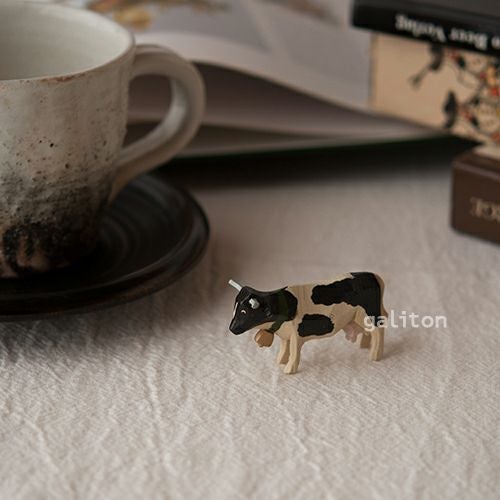 クリスティアンヴェルナー Christian Werner ウシ ベル付 黒ブチ（中）